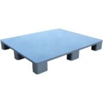 closed deck stackable plastic pallet